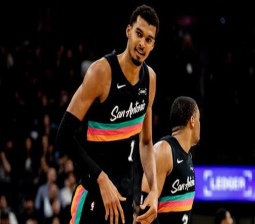 尼克斯大勝終結(jié)馬刺11連勝文班25+13+4帽難敵紐約雙槍49分