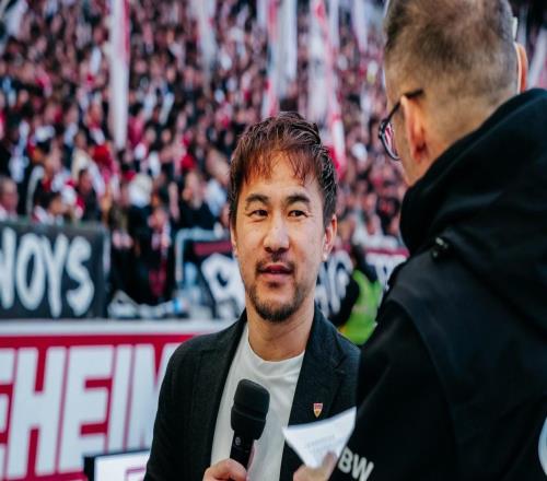 重返老東家，日本前國(guó)腳岡崎慎司回到斯圖加特主場(chǎng)觀看比賽