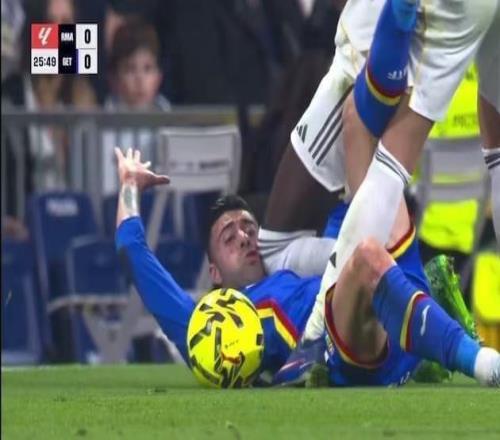皇馬恥辱一戰(zhàn)！惡漢膝蓋頂對(duì)手頭部逃紅牌8萬人高喊：老佛爺下課