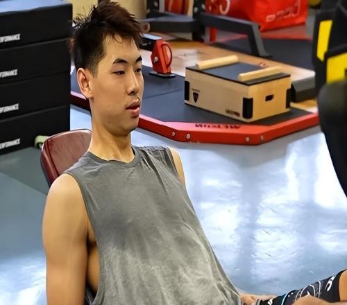 廣東備戰(zhàn)新疆：徐杰杜潤(rùn)旺打鬧，小崔360斤深蹲，奎因2人劃船