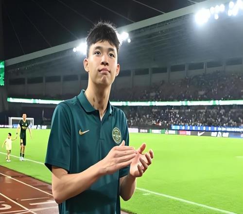 他原本是上港本土后腰位置離隊(duì)第一熱門，如今卻還沒走，引發(fā)熱議