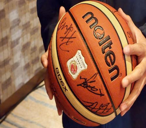 2026湘BA長沙隊(duì)獲贈中國女籃簽名籃球，球員：冠軍是我們的目標(biāo)