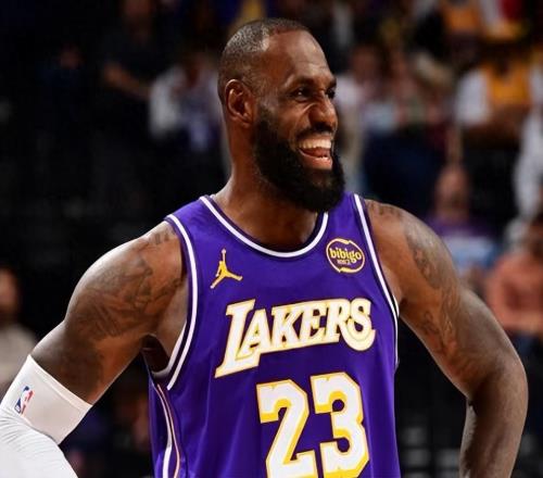 官宣！詹姆斯今夏成為完全自由球員，勇士正式加入爭(zhēng)奪戰(zhàn)！