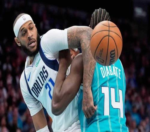 18戰(zhàn)15勝！黃蜂8人上雙大勝獨(dú)行俠升東部第九三球15+5+9+5