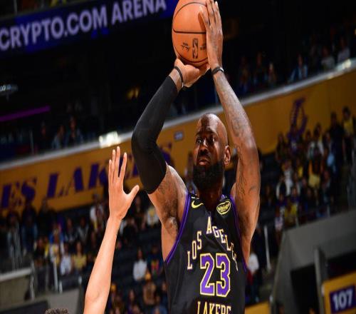 轟21+7+7，老詹預(yù)定一項(xiàng)歷史第一！湖人22戰(zhàn)17勝2年1100萬撿到寶