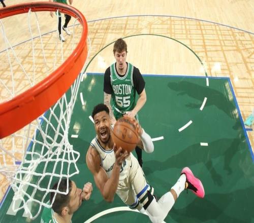 字母哥復(fù)出19+11！綠軍大勝雄鹿鞏固?hào)|部第二普里查德25+9