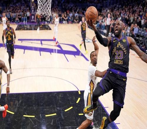 兩分球全中，詹姆斯12投8中拿下21分7板7助，正負(fù)值+3