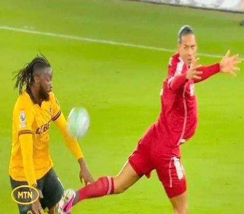 阿羅科達(dá)雷撞開范戴克送助攻，杰拉德：我不認(rèn)為那是一次犯規(guī)