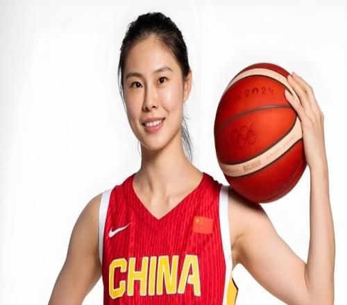 王思雨替補出場，6投6中，砍下13分！中國女籃半場領(lǐng)先巴西13分