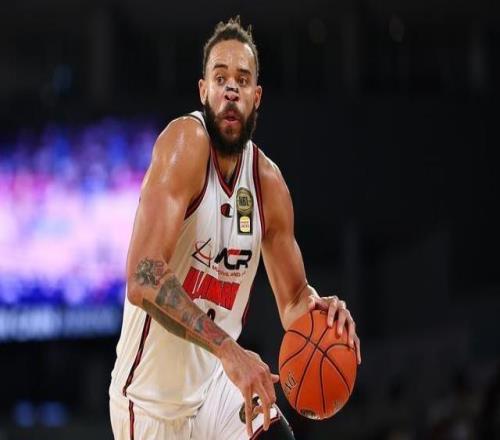 CBA冠軍中鋒麥基抵京報(bào)到，北汽男籃如虎添翼