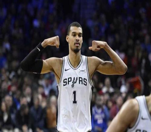 最多領(lǐng)先49分！馬刺8人上雙狂勝76人文班10+8+6帽馬克西21+8