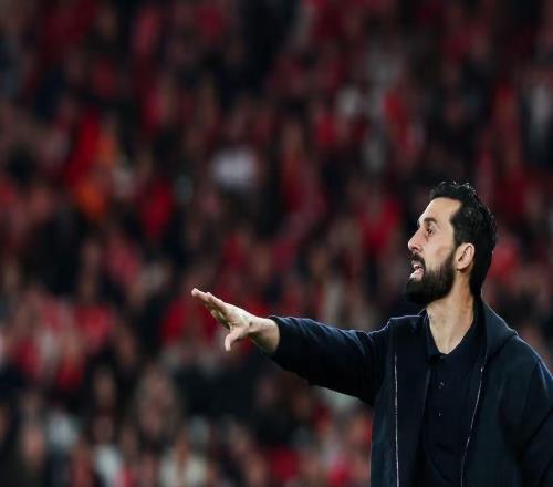 科貝：阿韋洛亞先是召集隊(duì)長(zhǎng)開(kāi)會(huì)，之后又與一線隊(duì)全員會(huì)面