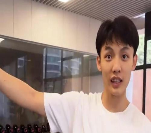 早上十點(diǎn)！徐杰宣布重要決定，薩林杰直接擺爛，杜潤(rùn)旺肚腩遭群嘲