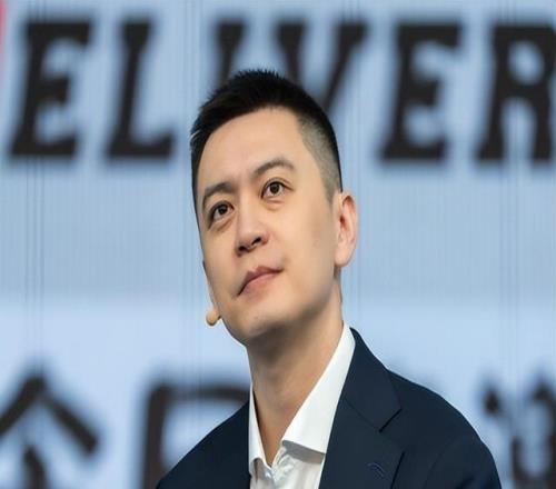 狀態(tài)真好！前遼寧主帥楊鳴社媒曬休假動態(tài)海邊打高爾夫球引熱議