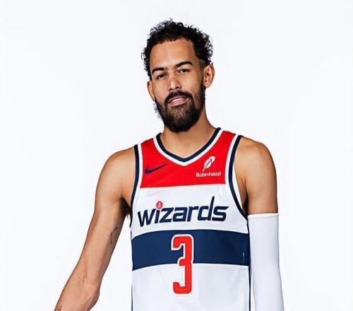 特雷楊沖場(chǎng)護(hù)隊(duì)友遭驅(qū)逐首秀數(shù)據(jù)離譜規(guī)則與團(tuán)隊(duì)情誼該如何平衡