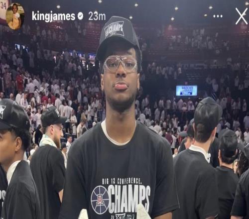 一場沒打，詹姆斯社媒曬布萊斯奪冠捧杯照：啊耶耶耶！?。? />
<div   id=