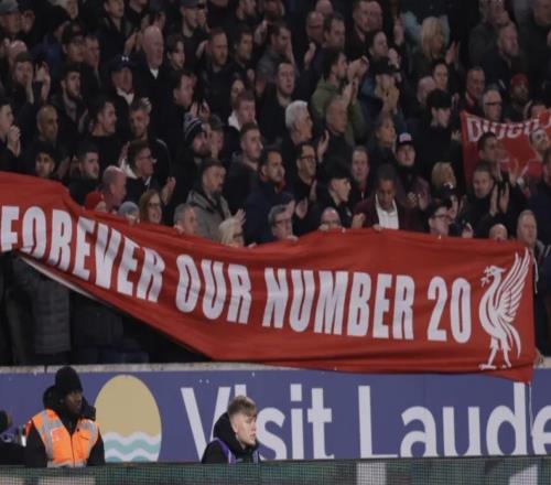 紀念若塔，狼隊、紅軍球迷在比賽第18分鐘和第20分鐘發(fā)出呼聲