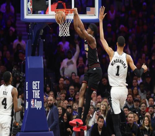 40分慘敗馬刺，76人臉都丟盡了！文班汗都沒出，探花被榜眼完爆