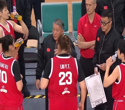 女籃出現(xiàn)最大短板！74天不知練了啥能力太差，球迷：趕快換了他