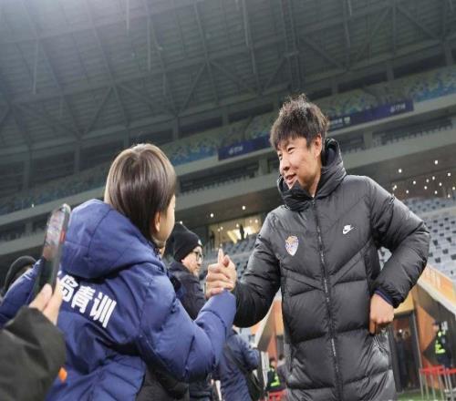 馬年“?！逼饋?！青島海牛舉行新賽季出征儀式，主教練米蘭要踢出攻勢足球