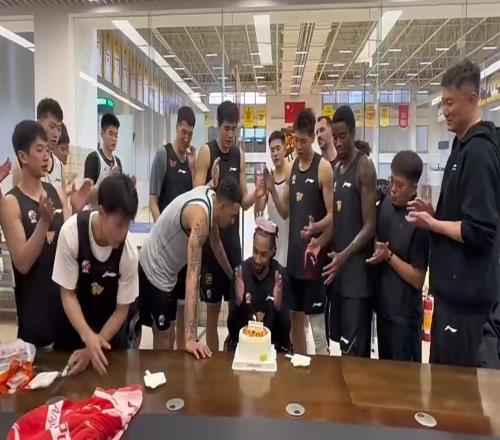 不裝了！薩林杰離隊(duì)已成定局，廣東隊(duì)鎖定護(hù)框型藍(lán)領(lǐng)大外援！