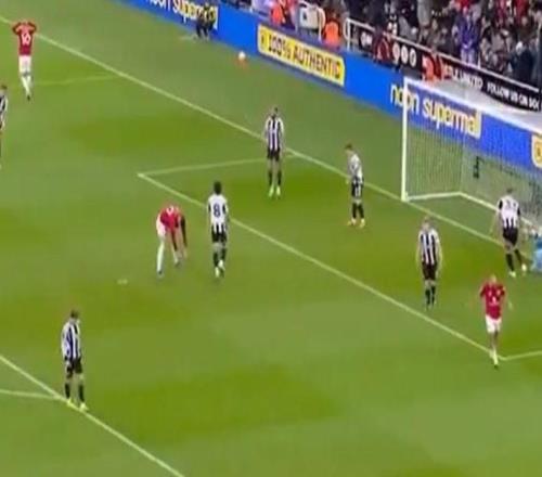 戰(zhàn)犯表現(xiàn)，姆伯莫一腳踢飛絕佳機(jī)會(huì)，庫(kù)尼亞抱頭、謝什科捶地