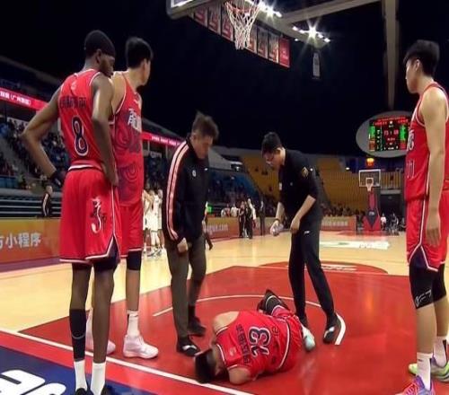 噩夢！復(fù)出之戰(zhàn)又受傷，郭艾倫膝蓋受創(chuàng)，被擔(dān)架抬出，或賽季報銷