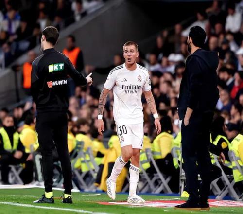 6場(chǎng)僅出戰(zhàn)42分鐘！皇馬18歲前鋒又淪為替補(bǔ)罵裁判禁賽2場(chǎng)