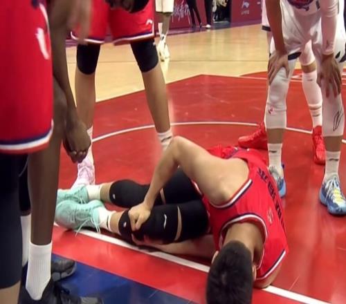 噩夢！郭艾倫突破過程遭遇膝蓋傷勢，倒地不起，并被擔(dān)架抬出！