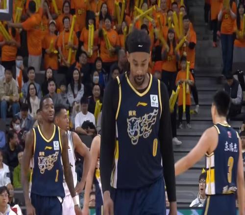 貌合神離薩林杰慶生慘遭區別對待，或被廣東隊徹底放棄！