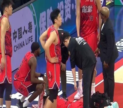 望無(wú)大礙！郭艾倫膝蓋受傷痛苦倒地?zé)o法站立擔(dān)架車推著離場(chǎng)