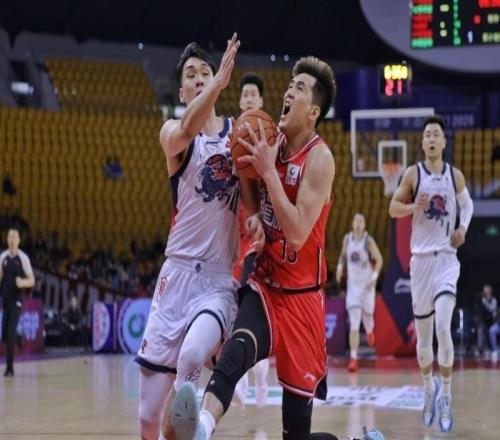 郭艾倫左膝受傷被擔(dān)架抬離，廣州主帥：我們都在等待檢查情況