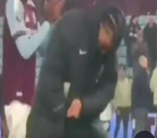 首回合維拉球員在藍橋慶祝，古斯托今天做出同款動作“報仇”