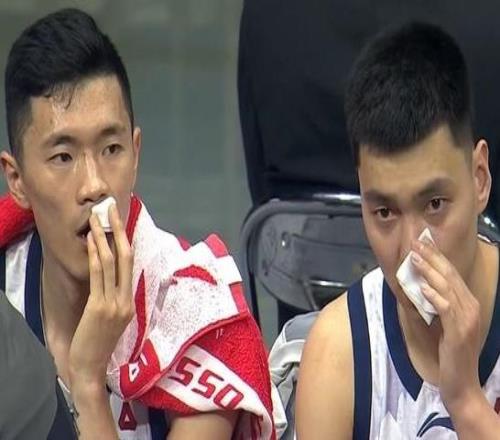 復(fù)刻CBA名畫！陳林堅和陳培東同時拿紙巾擦血引關(guān)注