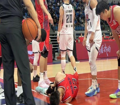 WOC！郭艾倫！是膝蓋啊