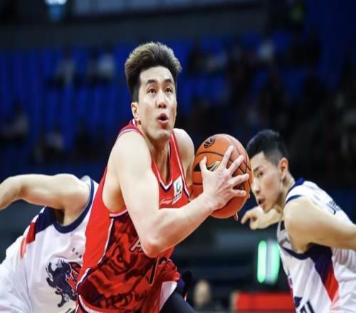 廣州主場勝山東，郭艾倫重傷離場，徐昕17分10板4蓋帽