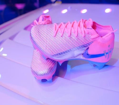 愿望達(dá)成，索博斯洛伊?xí)窬S尼修斯送給他的后者專屬戰(zhàn)靴