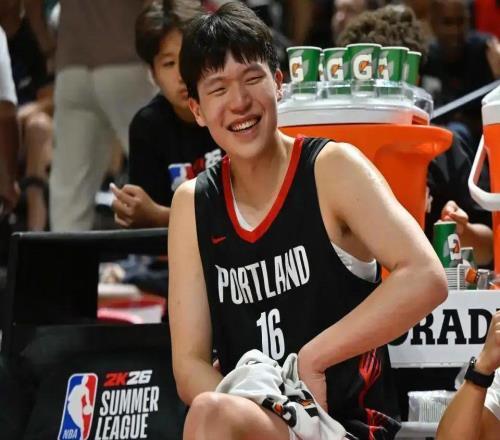 常規(guī)賽快結(jié)束了，楊瀚森連洛杉磯英文說不出來，球迷：換個翻譯吧