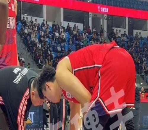 翻滾倒地很痛苦！郭艾倫左膝蓋受傷，已被擔(dān)架車抬走！廣州隊難了