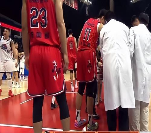 退役X因素郭艾倫左膝受傷捂臉沮喪近三年僅打21場合同也將到期