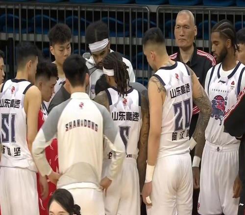 山東男籃不敵廣州，克里斯22+16末節(jié)自爆，徐昕17+10郭艾倫傷退