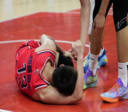 突然扭傷膝蓋！郭艾倫流下眼淚，重傷退場