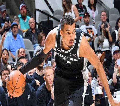 38+16+5帽還0失誤！文班亞馬再顯頂級天賦刷紀錄馬刺近14戰(zhàn)13勝