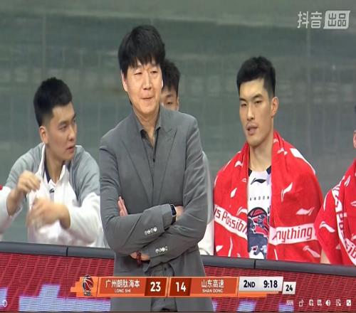 CBA刺頭又發(fā)作！故意撞傷徐昕被判違體+怒瞪紀(jì)尚敏，耍橫葬送比賽