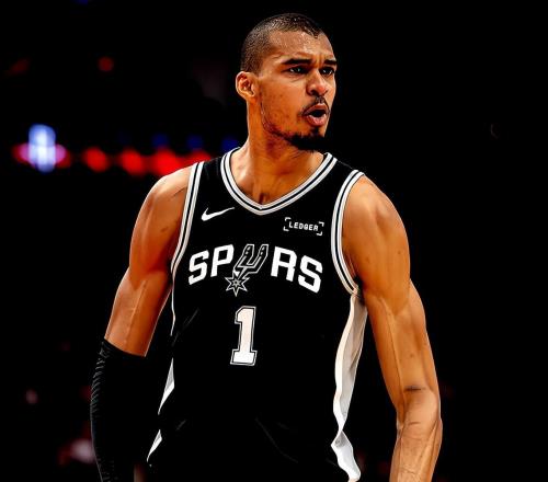 38分16板5帽4記三分球！文班亞馬創(chuàng)神級(jí)紀(jì)錄，馬刺露出冠軍相