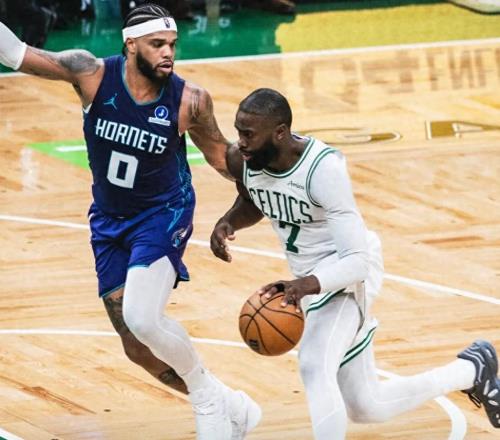 綠凱慘敗黃蜂！布朗手感拉胯仍獻(xiàn)炸裂隔扣，塔圖姆回歸要低頭