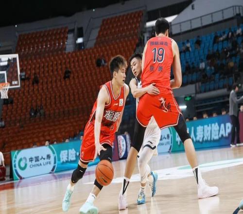 郭艾倫傷情結(jié)果公布，前交叉韌帶斷了...