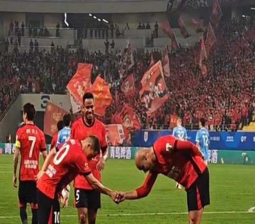 姜至鵬被紅牌罰下！中超揭幕戰(zhàn)：一場51大勝，成都蓉城擊敗深圳