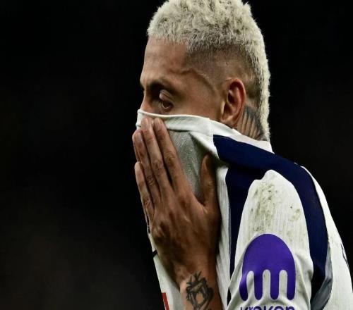 發(fā)泄不滿，一位熱刺球迷向在筆記本電腦前工作的分析師發(fā)火