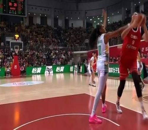 劉禹彤17分7板成大殺器，中國女籃熱身賽雙殺巴西！后衛(wèi)還在啃老